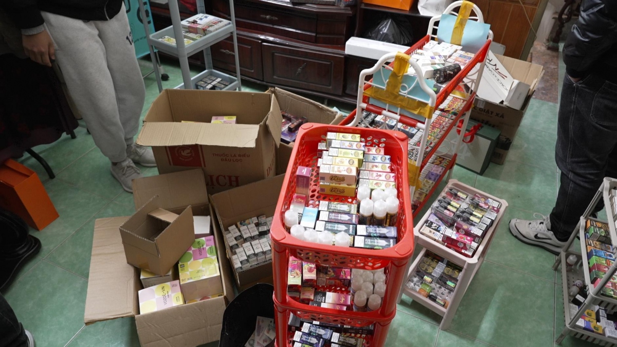 Cao Bằng bắt giữ 2 đối tượng mua bán hàng trăm lọ tinh dầu thuốc lá điện tử
